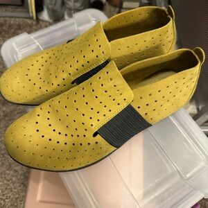 BUSSOLA Green women’s shoe size 7.5 Worn Once